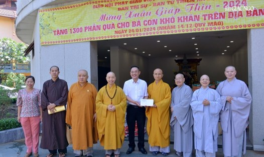 Đại diện Ban Trị sự, Ban Từ thiện xã hội trao quà đến đại diện Ủy ban Mặt trận Tổ quốc Việt Nam quận 10 (TP Hồ Chí Minh) để trao lại cho bà con. Ảnh: Ban Tổ chức