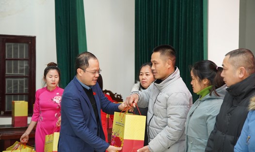 Ông Đinh Công Sỹ, Phó Chủ nhiệm Ủy ban Văn hóa, Giáo dục của Quốc hội đã thăm và tặng quà Tết cho đoàn viên, người lao động khó khăn tại huyện Phù Yên, tỉnh Sơn La. Ảnh: Khải Hoàn