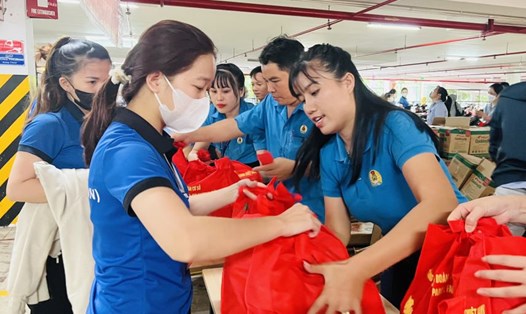 Đoàn viên làm việc tại Công ty TNHH New Apparel Far Eastern Việt Nam nhận quà tết từ công ty. Ảnh: CTV