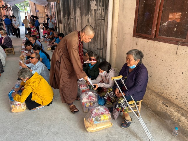 Thượng tọa Thích Minh Trí - Trụ trì chùa Phúc Lâm trao quà Tết đến người khuyết tật, khó khăn. Ảnh: Ban tổ chức 
