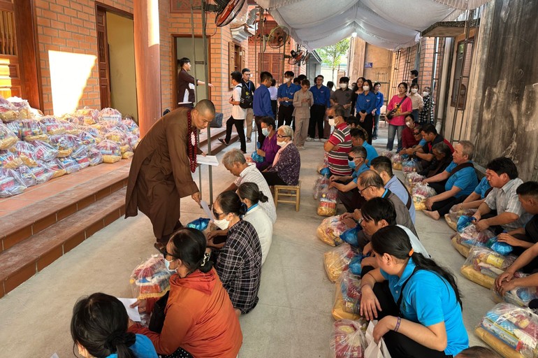 Chùa Phúc Lâm (Đồng Nai) trao 500 phần quà Tết đến người mù và người có hoàn cảnh khó khăn. Ảnh: Ban tổ chức 