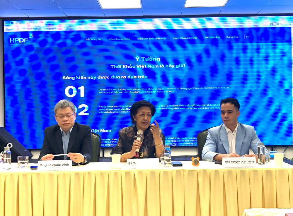 Bà Tôn Nữ Thị Ninh - Chủ tịch Quỹ Hòa bình và Phát triển TPHCM cùng đại diện 2 đơn vị đồng hành tổ chức diễn đàn Việt Nam: Thời khắc Việt. Ảnh: Mỹ Lệ