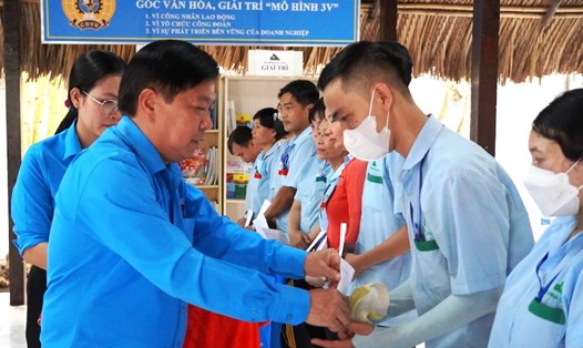 Chủ tịch LĐLĐ tỉnh Long An Nguyễn Văn Quí trao quà cho công nhân lao động. Ảnh: An Long