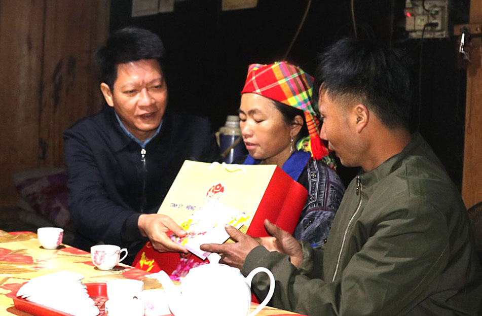 Ông Nguyễn Thế Phước - Phó Chủ tịch Thường trực UBND tỉnh Yên Bái thăm và tặng quà hộ nghèo. Ảnh: A Mua