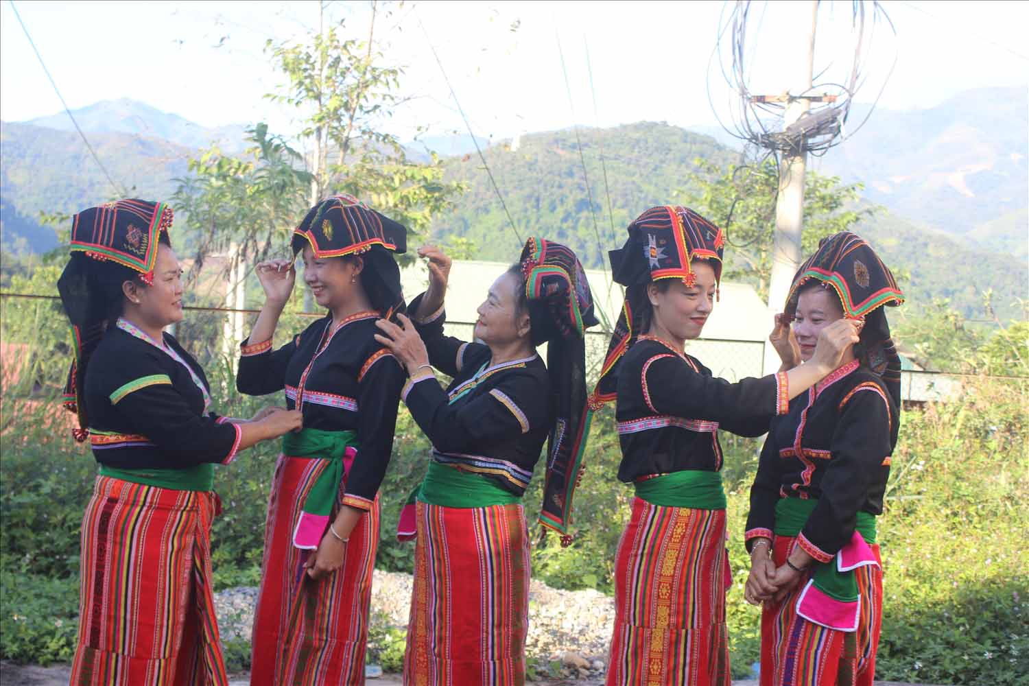 Người Cống ở Nậm Khao nỗ lực giữ gìn truyền thống văn hóa. Ảnh: Đông Phong