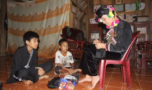 Bà Hù Thị Xuân truyền dạy lại cho con cháu những nét đẹp của dân tộc Si La. Ảnh: Đông Phong
