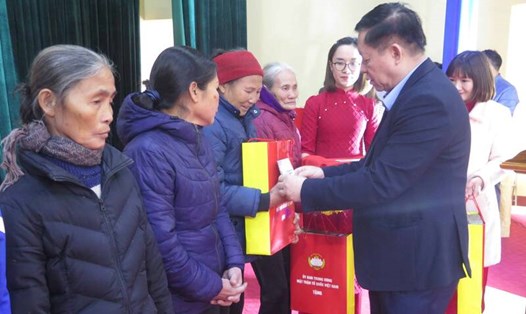 Trưởng Ban Tuyên giáo Trung ương Nguyễn Trọng Nghĩa thăm, tặng quà Tết tại Thái Nguyên. Ảnh: Lam Thanh