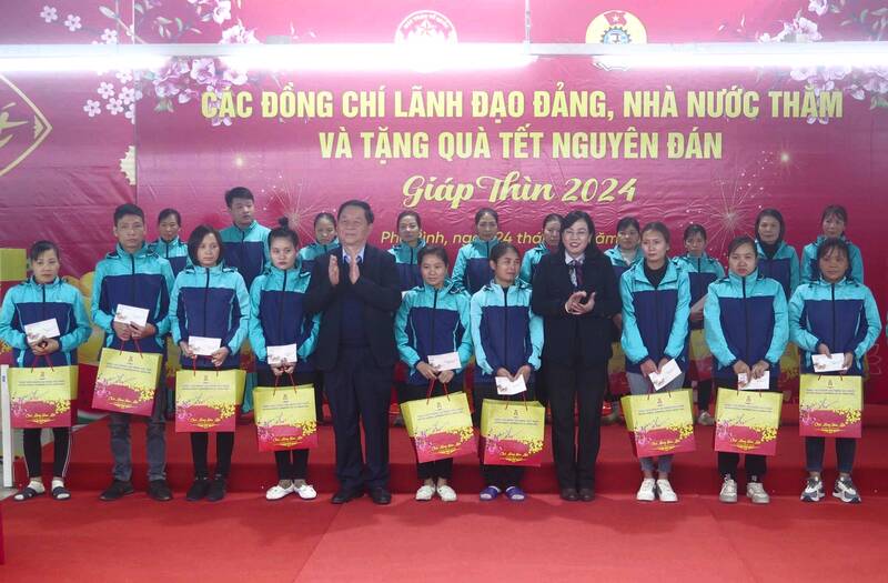 Trưởng Ban Tuyên giáo Trung ương Nguyễn Trọng Nghĩa tặng quà Tết tại Thái Nguyên. Ảnh: Lam Thanh