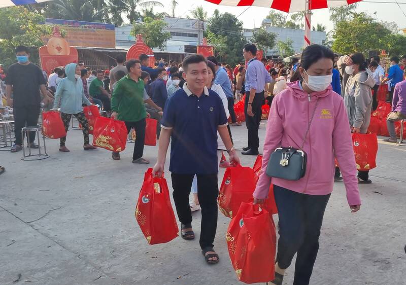 Ông Huỳnh Duy Khánh – Công nhân may tại TP Hồng Ngự cảm ơn sự quan tâm của Đảng, nhà nước, mạnh thường quân đã hỗ trợ công nhân khó khăn vơi bớt lo lắng về chi phí nhu yếu phẩm những ngày tết.