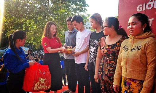 Chương trình "Tết sẻ chia, năm rồng khởi sắc" trao 350 phần quà đến tay công nhân khó khăn tỉnh Trà Vinh. Ảnh: Hoàng Lộc