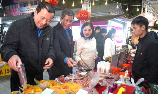 Phó Chủ tịch Tổng LĐLĐ Việt Nam dự khai mạc chợ Tết Công đoàn 2024 ở Hải Phòng. Ảnh: Mai Dung
