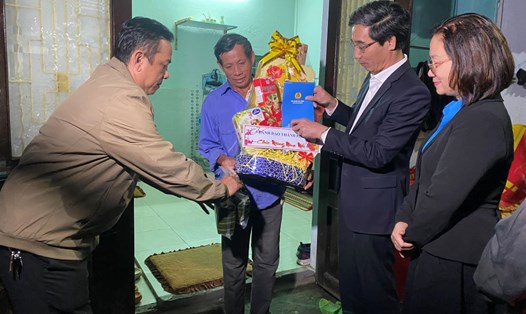 Lãnh đạo UBND thành phố cùng Liên đoàn Lao động thành phố Đà Nẵng thăm và tặng quà cho công nhân lao động đón Tết xa quê. Ảnh: Văn Trực