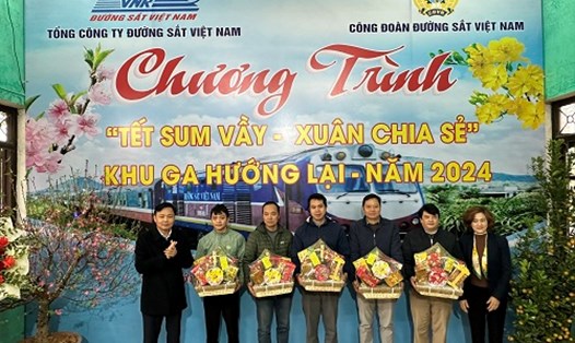 Lánh đạo Tổng Công ty ĐSVN tặng quà Tết sum vầy cho công nhân đường sắt khu ga Hướng Lại. Ảnh: Hồng Nhung