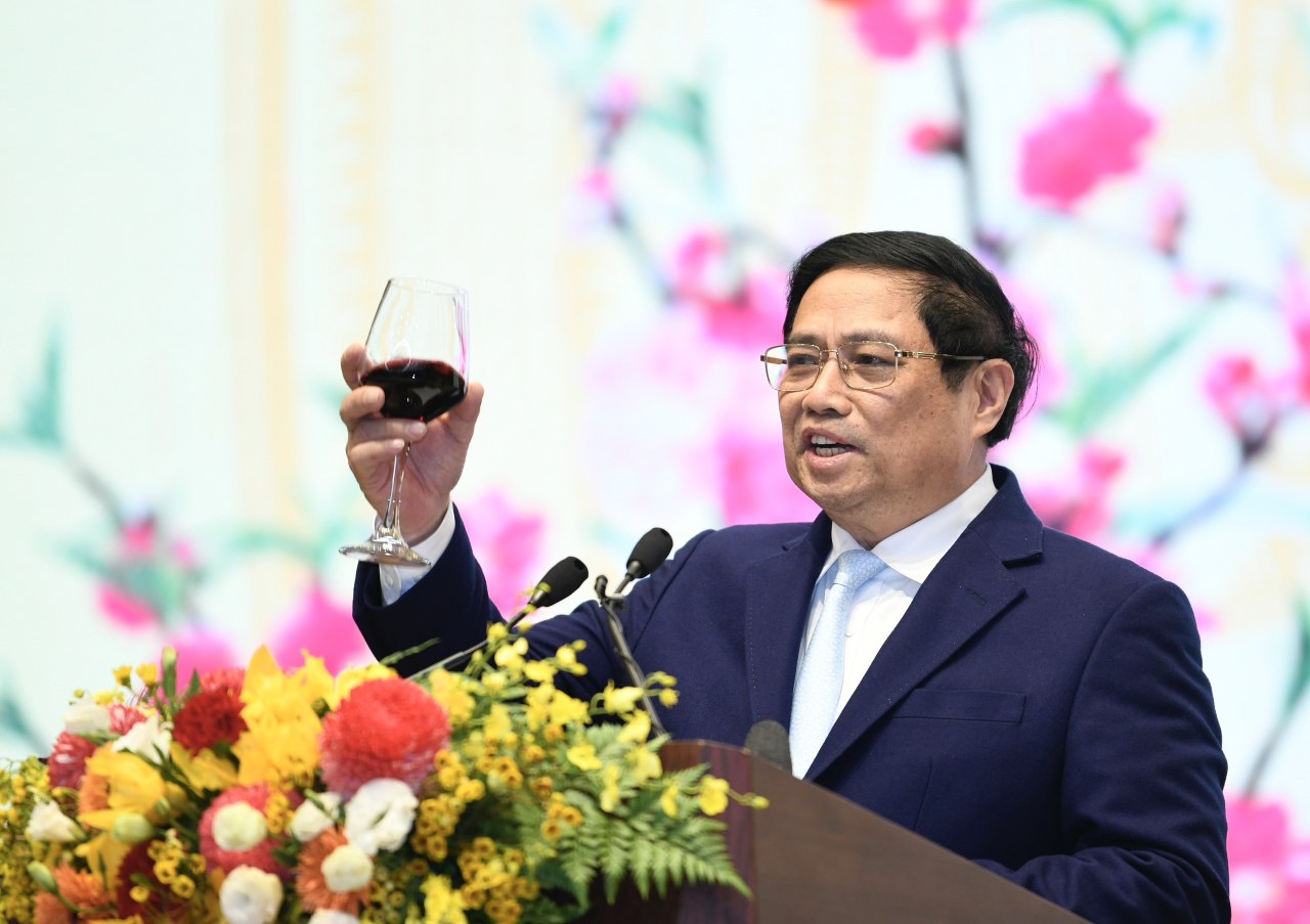Thủ tướng Chính phủ Phạm Minh Chính chúc mừng năm mới các đại biểu. Ảnh: Hải Nguyễn