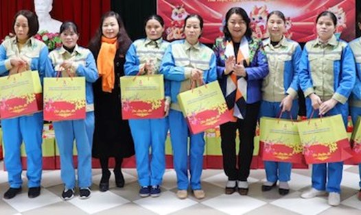 Bà Vũ Thị Lưu Mai - Phó Chủ nhiệm Ủy ban Tài chính, Ngân sách Quốc hội (thứ 5 từ trái sang) tặng quà Tết cho công nhân lao động trên địa bàn huyện Gia Lâm. Ảnh: Ngọc Ánh