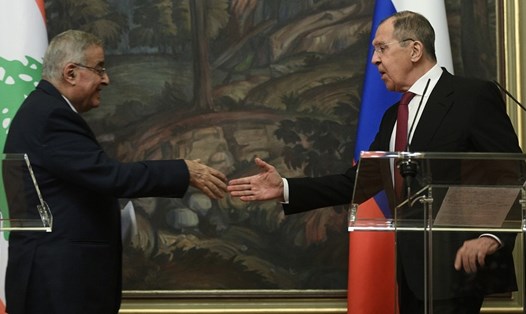 Ngoại trưởng Nga Sergei Lavrov (phải) và người đồng cấp Lebanon Abdallah Bou Habib bắt tay trong một cuộc họp báo ở Mátxcơva, Nga. Ảnh: Sputnik