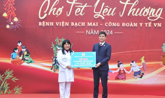 Phó Chủ tịch Tổng Liên đoàn Lao động Việt Nam Ngọ Duy Hiểu trao 175 suất quà tới đoàn viên, người lao động Bệnh viện Bạch Mai. Ảnh: Bảo Hân