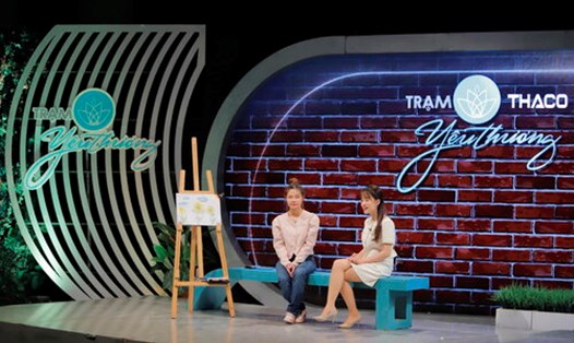 Cô gái khiếm thị Nguyễn Diệu Linh tham gia chương trình "Trạm yêu thương". Ảnh: VTV