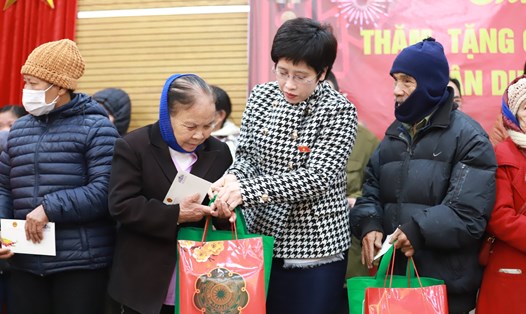 Bà Nguyễn Thị Phú Hà - Phó Chủ nhiệm Ủy ban Tài chính - Ngân sách của Quốc hội tặng quà Tết cho người dân ở huyện Lạc Thuỷ. Ảnh: Khánh Linh