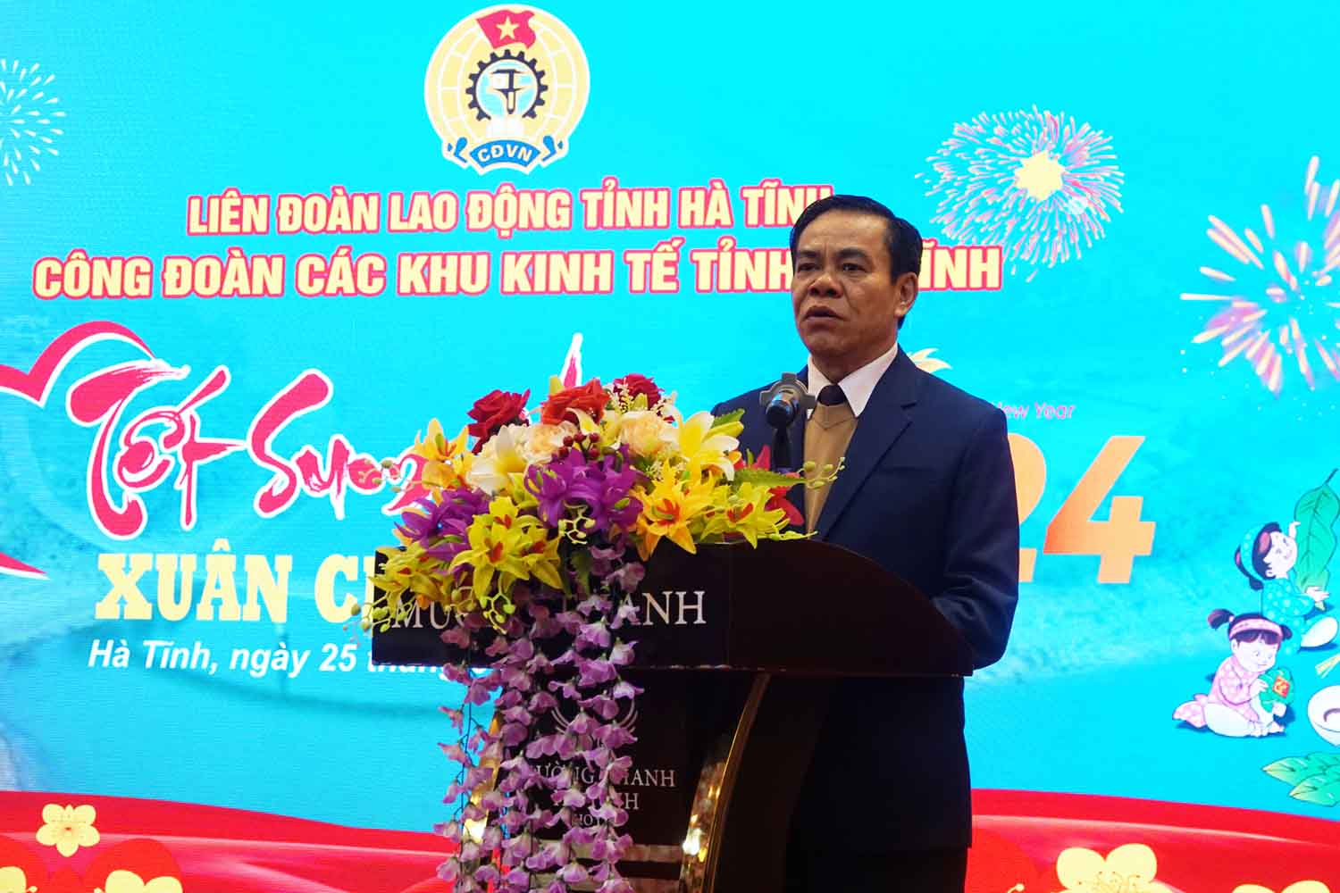 Ông Võ Trọng Hải - Chủ tịch UBND tỉnh Hà Tĩnh phát biểu chúc Tết công nhân lao động. Ảnh: Trần Tuấn.