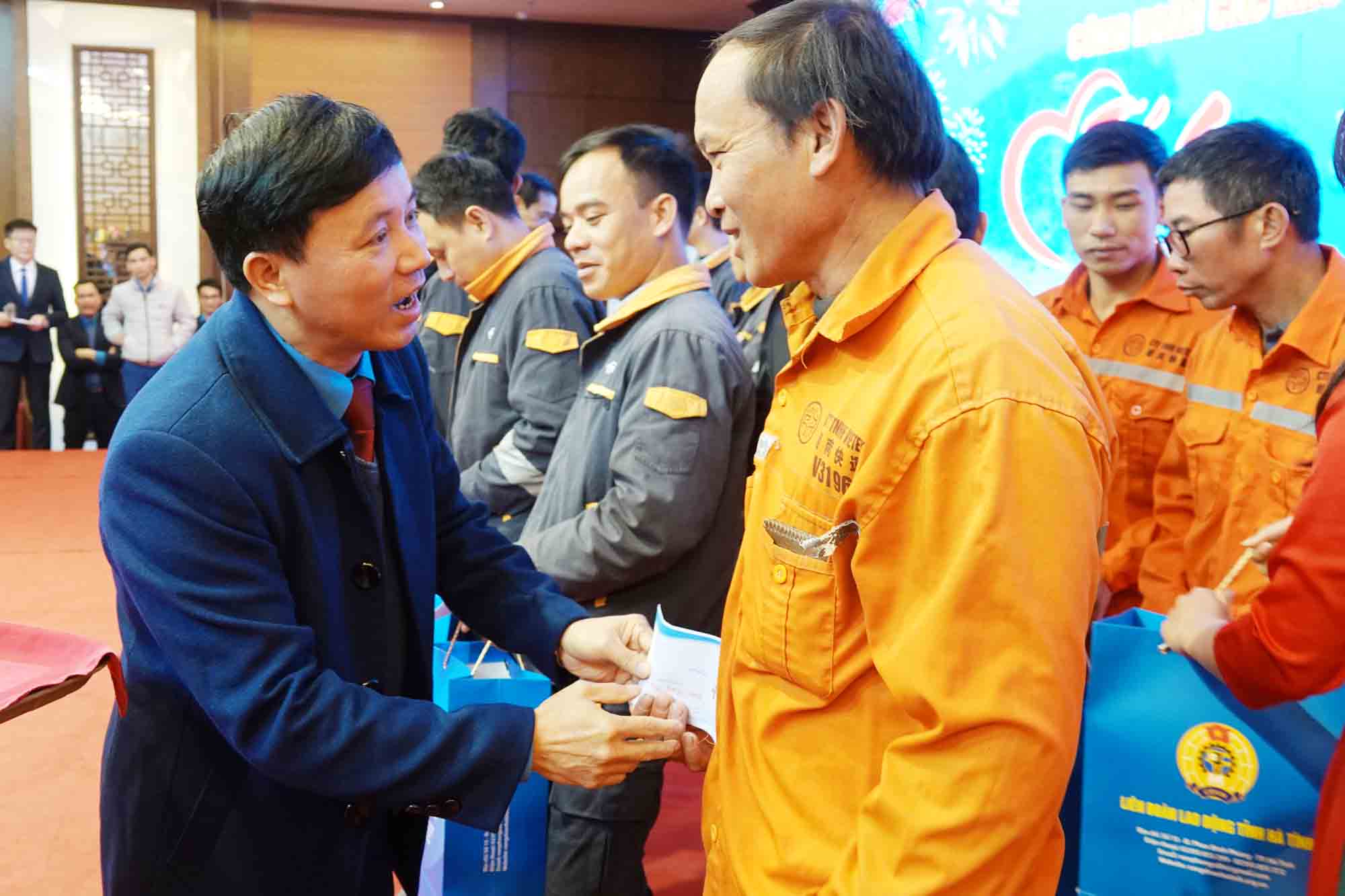 Ông Nguyễn Văn Danh - Chủ tịch LĐLĐ tỉnh Hà Tĩnh tặng quà cho công nhân lao động. Ảnh: Trần Tuấn.