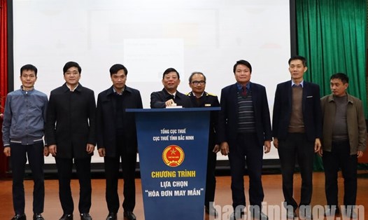 Phó Chủ tịch UBND tỉnh Bắc Ninh Ngô Tân Phượng (thứ 4 từ trái sang) nhấn nút lựa chọn "Hóa đơn may mắn". Ảnh: Bacninh.gov.vn