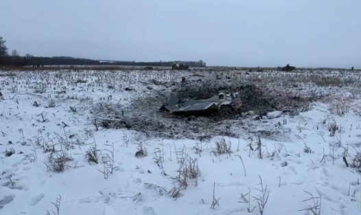 Máy bay vận tải Ilyushin-76 của Nga bị rơi bên trong không phận Nga, cách làng Yablonovo ở vùng Belgorod từ 5 đến 6 km. Ảnh chụp màn hình RT