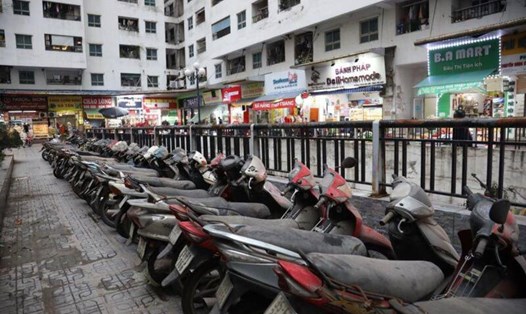 Hơn 160 chiếc xe máy vô chủ phủi bụi ở chung cư quận Hoàng Mai (Hà Nội). Ảnh: Phạm Chiểu