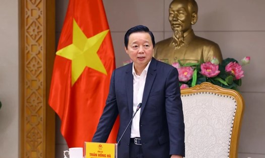 Phó Thủ tướng Chính phủ Trần Hồng Hà phát biểu chỉ đạo cuộc họp về tháo gỡ vướng mắc cho các dự án điện khí, điện gió ngoài khơi. Ảnh: Văn Điệp