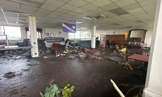 Một tòa nhà trong căn cứ quân sự Mỹ trên đảo Roi-Namur bị sóng sát thủ phá hủy, ngày 21.4.2024. Ảnh: Quân đội Mỹ