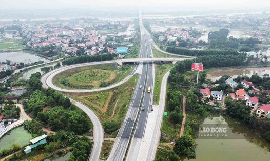 Hiện tại việc sửa chữa các vị trí mặt đường hư hỏng trên tuyến cao tốc Nội Bài - Lào Cai vẫn được tiến hành trước ngày tăng phí. Ảnh: Nguyễn Tùng.