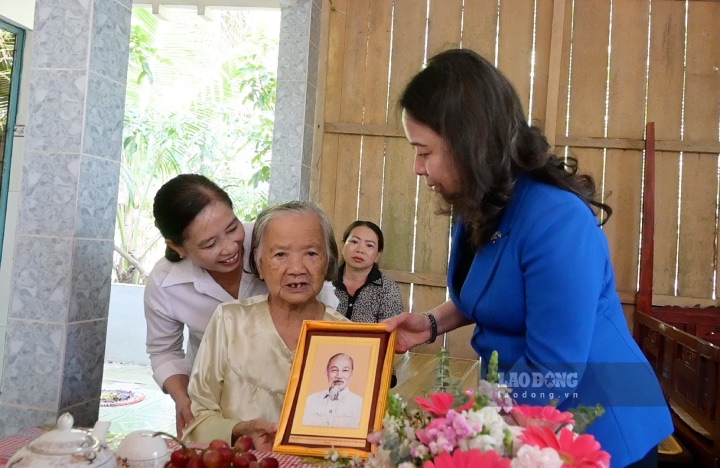 Phó Chủ tịch nước Võ Thị Ánh Xuân trao quà. Ảnh: Thành Nhân