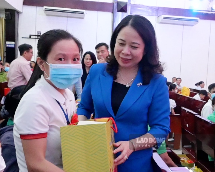 Phó Chủ tịch nước Võ Thị Ánh Xuân - trao quà cho công nhân lao động có hoàn cảnh khó khăn. Ảnh: Thành Nhân