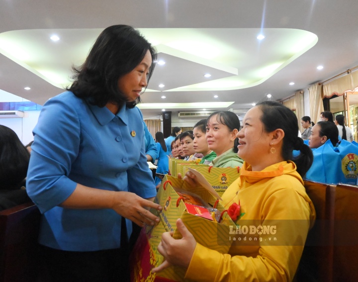 Phó Chủ tịch Tổng LĐLĐ Việt Nam Thái Thu Xương - trao quà cho công nhân lao động có hoàn cảnh khó khăn. Ảnh: Thành Nhân