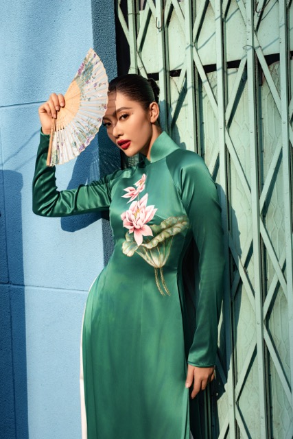 Dàn người đẹp diện áo dài của Võ Việt Chung.