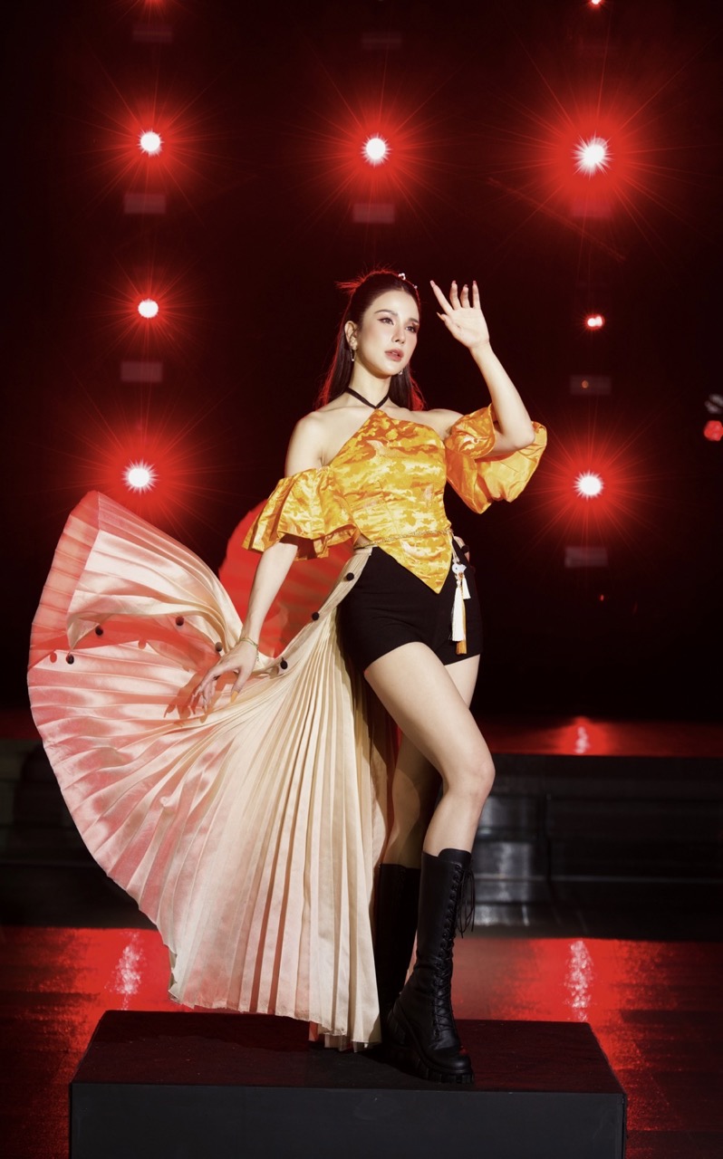 Diệp Lâm Anh đang được khán giả đánh giá là một trong những chị đẹp ấn tượng nhất show Đạp gió bản Việt, từ khả năng hát, nhảy, tư duy bài diễn đến visual. Ở tuổi 35, cô giữ được vóc dáng thon gọn, cơ bụng nổi múi sau hai lần sinh con.  