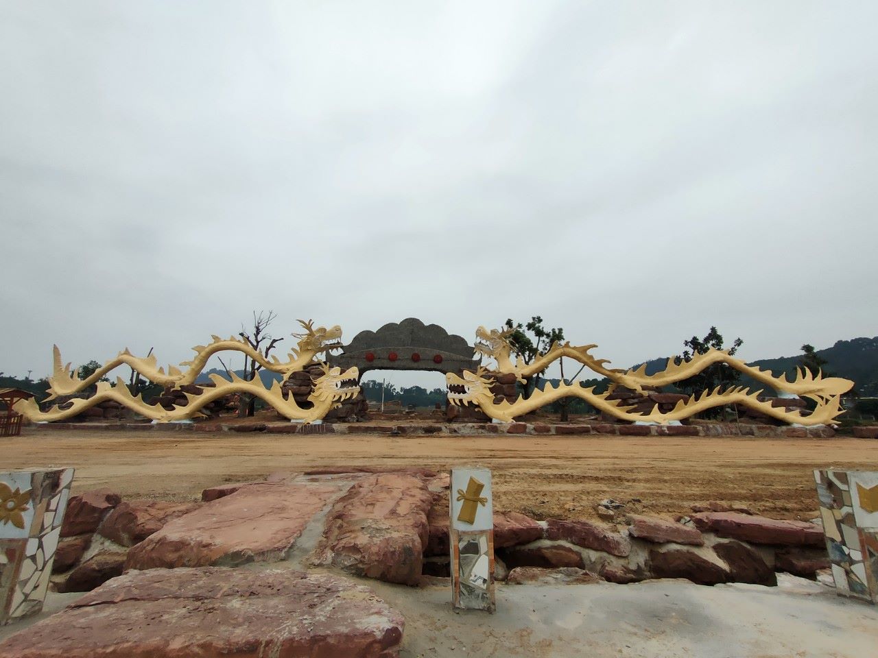 Theo đó, những ngày qua, cộng đồng mạng xã hội đang xôn xao trước hình ảnh về 4 tượng rồng với hình dáng “lạ” tại khuôn viên khu vui chơi của một doanh nghiệp ở huyện Quảng Xương, Thanh Hóa. Ảnh: Quách Du