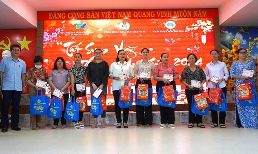 Ông Nguyễn Ngọc Ân - Chủ tịch Công đoàn ngành Giáo dục Việt Nam trao quà cho người lao động có hoàn cảnh khó khăn trong Tết sum vầy. Ảnh: BVU