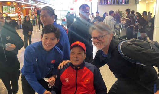 Huấn luyện viên Troussier và nhóm cầu thủ đầu tiên của tuyển Việt Nam đã về nước. Ảnh: Hoàng Công