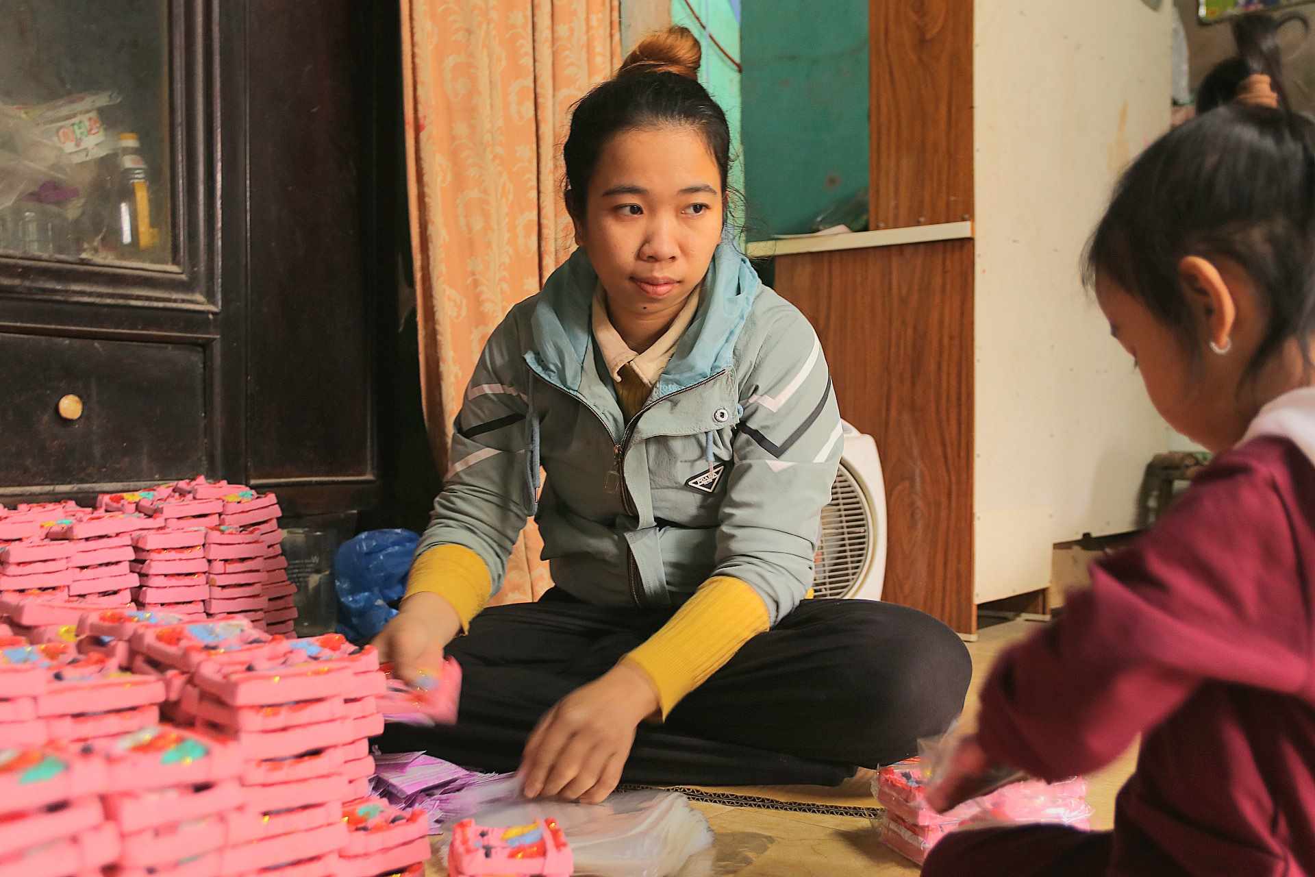  Bên trong nhà, chị Võ Thị Hằng (31 tuổi, con gái của ông Nam) đang say sưa thực hiện công đoạn vẽ màu cho ông Táo rồi đóng thùng. Mọi công đoạn đang được gấp rút để kịp hoàn thiện hàng cho khách. 