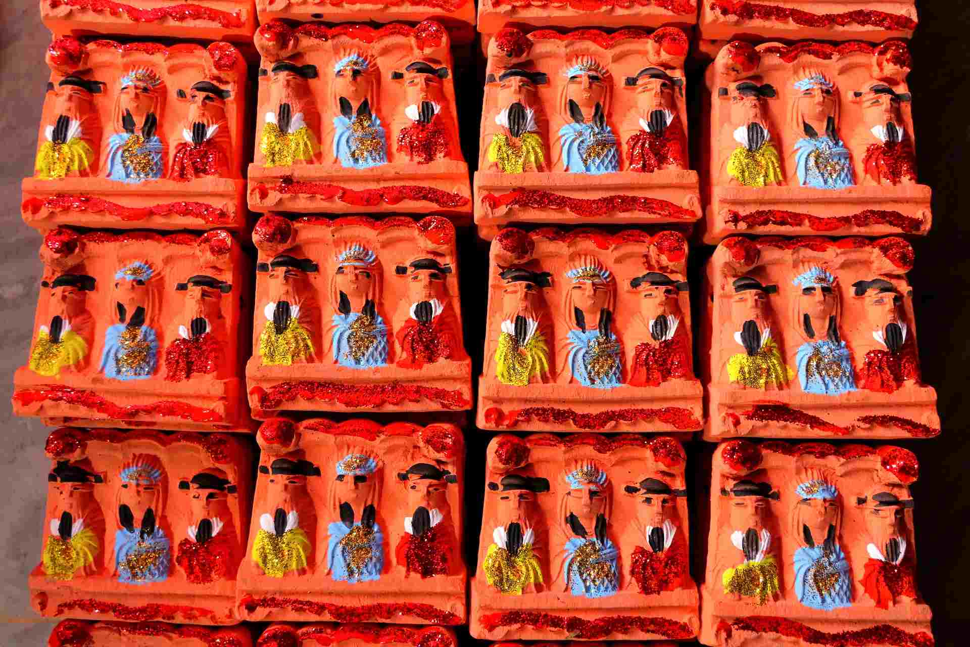 Chị Hằng cho biết, cả năm nay, gia đình cho ra lò khoảng 50.000 tượng ông Táo, xếp thành 500 thùng, mỗi thùng có 100 tượng để xuất bán. 