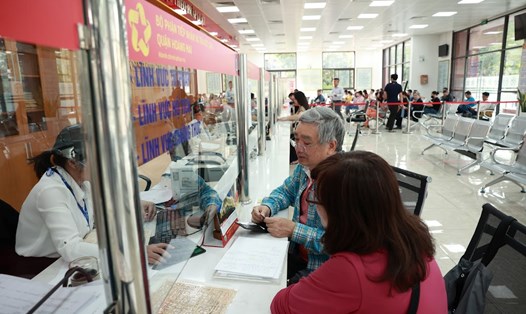 Người dân thực hiện các thủ tục hành chính tại công sở ở Hà Nội. Ảnh: Hải Nguyễn