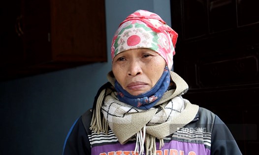 Bà Nguyễn Thị Tịch chia sẻ về nỗi khổ khi hơn 10 năm chưa nhận được tiền tạm cư từ dự án mở rộng Láng - Hòa Lạc. Ảnh: Tường Vân