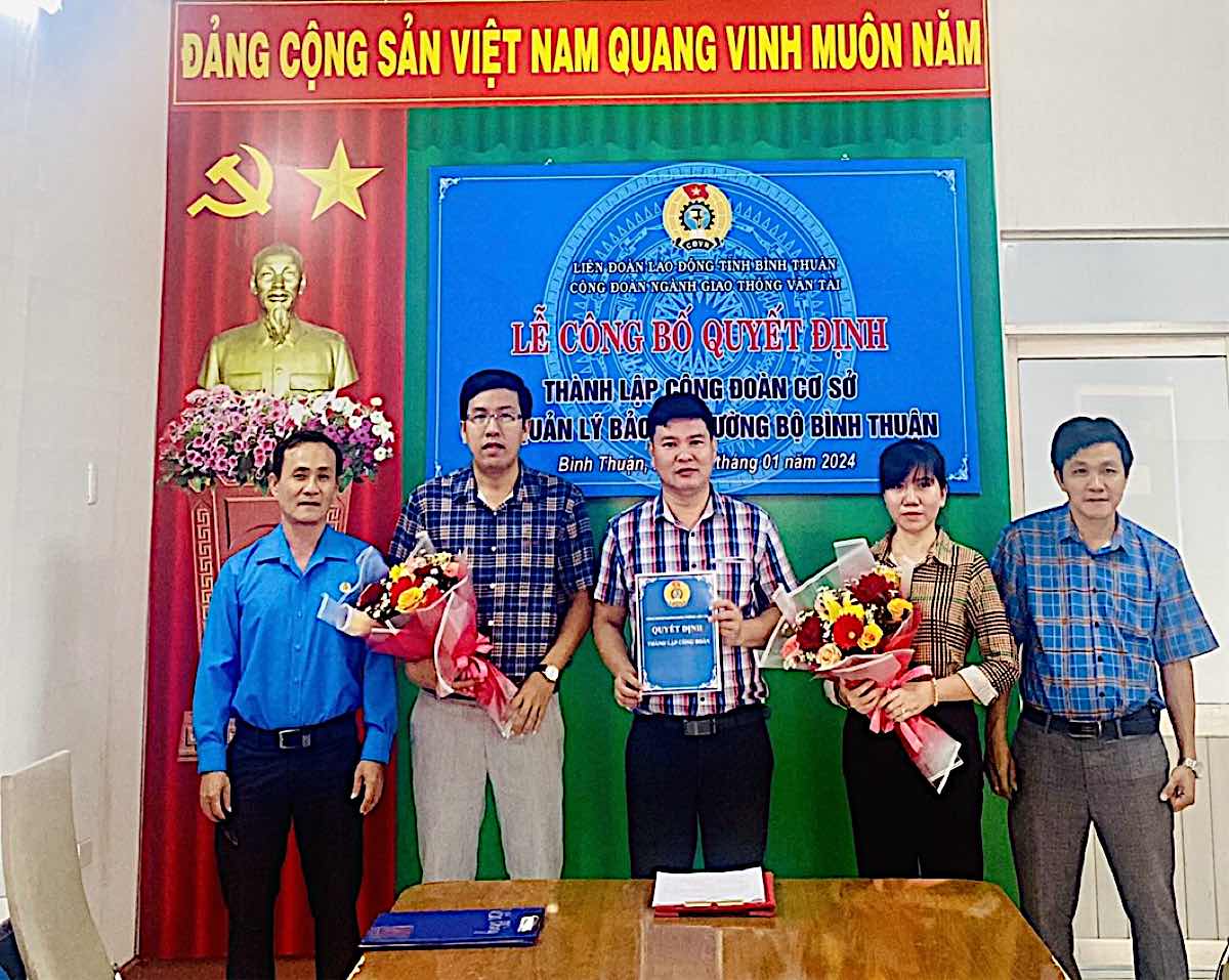 Chủ tịch CĐN GTVT Bình Thuận và Giám đốc Ban Quản lý bảo trì đường bộ Bình Thuận trao quyết định và tặng hoa chúc mừng Ban chấp hành. Ảnh: CĐN GTVT