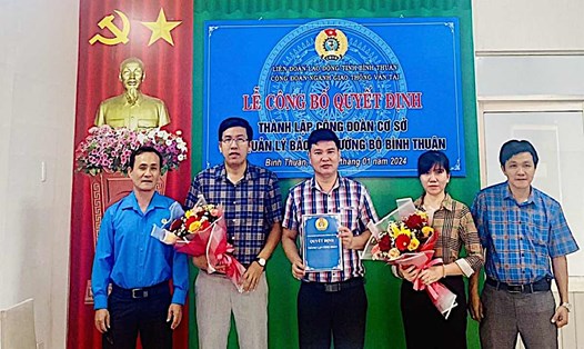 Chủ tịch Công đoàn Ngành GTVT Bình Thuận và Giám đốc Ban Quản lý bảo trì đường bộ Bình Thuận trao quyết định và tặng hoa chúc mừng Ban chấp hành. Ảnh: CĐN GTVT