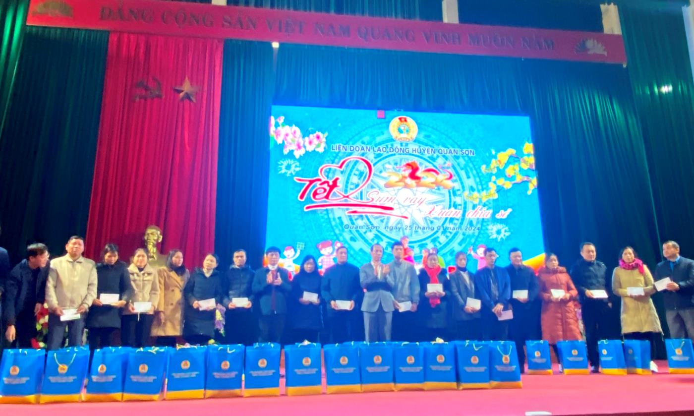 Đại diện lãnh đạo LĐLĐ tỉnh Thanh Hóa và huyện Quan Sơn trao quà cho đoàn viên, người lao động khó khăn. Ảnh: Chung Văn