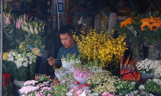 Tiểu thương bán hoa ế ẩm do nhu cầu mua hoa của người dân giảm so với những năm trước. Ảnh: Thùy Trang