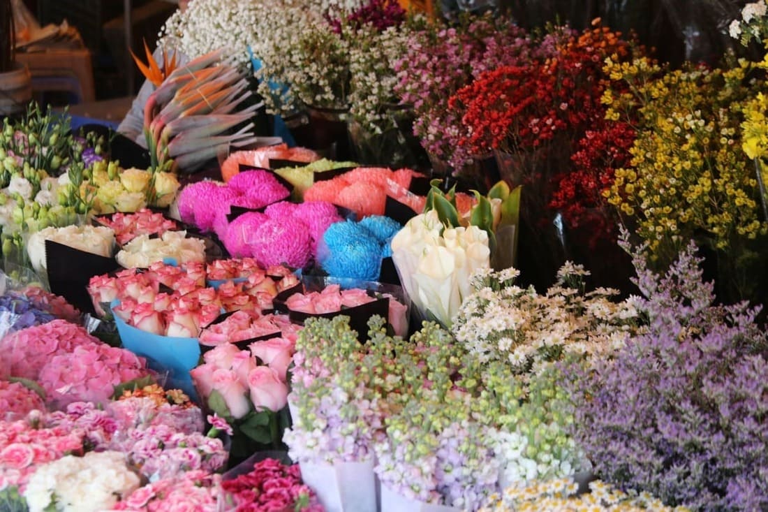 Nhiều loại hoa được bày bán nhưng số lượng mỗi loại khá ít. Ảnh: Thùy Trang