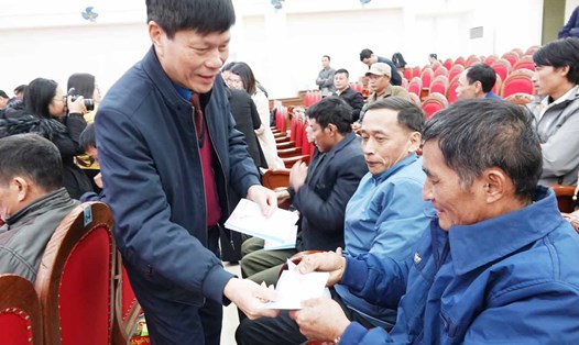 Ông Nguyễn Quang Thái - Chủ tịch Công đoàn ngành Nông nghiệp và Phát triển nông thôn Hà Tĩnh trao quà Tết cho đoàn viên. Ảnh: Trần Tuấn.