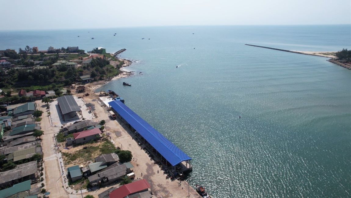 Cảng cá Cửa Tùng là cảng cá chỉ định, nhưng sau nâng cấp vẫn chưa bàn giao được vì chưa có hệ thống xử lý nước thải. Ảnh: Hưng Thơ